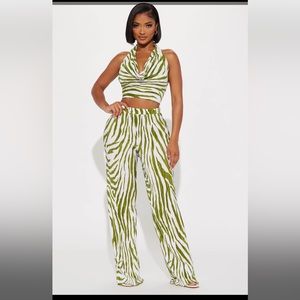 Fashion Nova- Alwavs Around Plisse
Pant Set -XS
